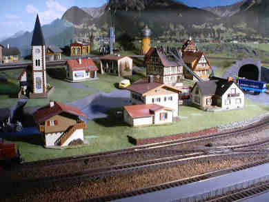 Blick �ber den kleinen Ort mit der Kirche